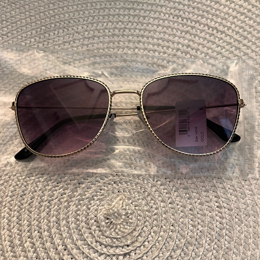 These are Gold sunnies 💛 from Nordstrom
